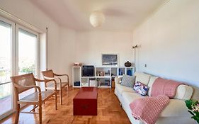 Bright Apartment With Garden In Cascais